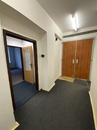 chodba hlavní, dveře do skladu, vlevo kanceláře - Pronájem kancelářských prostor 210 m², Plzeň