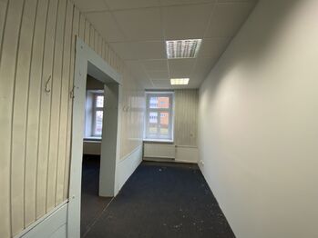 sklad 1(vlevo), případně kancelář - Pronájem kancelářských prostor 210 m², Plzeň