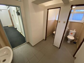 sociální zázemí (2xWC, sprcha) - Pronájem kancelářských prostor 210 m², Plzeň