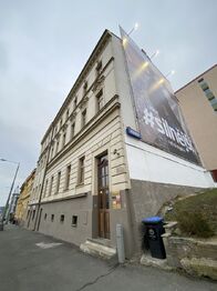 boční pohled na dům z Rokycanské - Pronájem kancelářských prostor 210 m², Plzeň