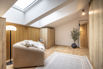 Šatna - Prodej bytu 3+kk v osobním vlastnictví 120 m², Praha 6 - Suchdol