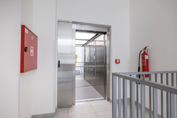 Společná chodba - Prodej bytu 3+kk v osobním vlastnictví 120 m², Praha 6 - Suchdol