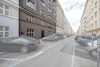 Pohled na dům z ulice - Pronájem bytu 2+kk v osobním vlastnictví 67 m², Praha 7 - Holešovice