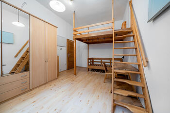 Pokoj se spacím patrem - Pronájem bytu 2+kk v osobním vlastnictví 67 m², Praha 7 - Holešovice