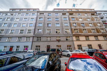 Pohled na dům - Pronájem bytu 2+kk v osobním vlastnictví 67 m², Praha 7 - Holešovice
