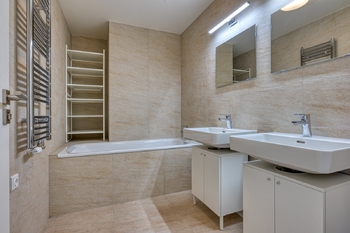 Koupelna s vanou - Pronájem bytu 4+kk v osobním vlastnictví 103 m², Praha 8 - Karlín