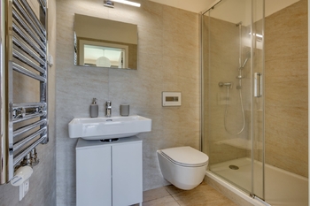 Koupelna se sprchovým koutem - Pronájem bytu 4+kk v osobním vlastnictví 103 m², Praha 8 - Karlín
