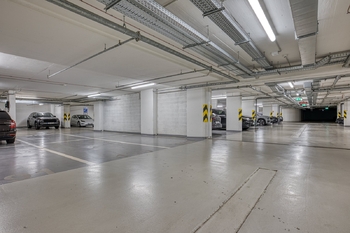 Garážová stání - Pronájem bytu 4+kk v osobním vlastnictví 103 m², Praha 8 - Karlín