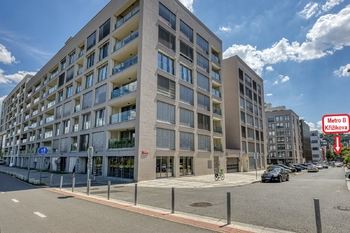 Pohled na dům s nedalekou stanicí metra - Pronájem bytu 4+kk v osobním vlastnictví 103 m², Praha 8 - Karlín