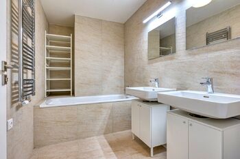 Koupelna s vanou - Pronájem bytu 4+kk v osobním vlastnictví 103 m², Praha 8 - Karlín