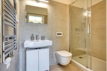 Koupelna se sprchovým koutem - Pronájem bytu 4+kk v osobním vlastnictví 103 m², Praha 8 - Karlín