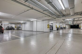 Garážová stání - Pronájem bytu 4+kk v osobním vlastnictví 103 m², Praha 8 - Karlín