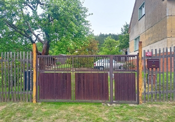 Vjezdy na pozemek jsou dva, tenhle je z hlavní silnice. - Prodej domu 94 m², Lužná