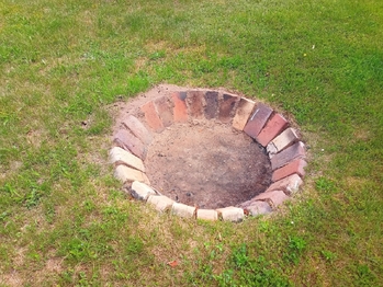 s připraveným ohništěm na velkou párty. - Prodej domu 94 m², Lužná