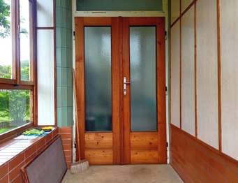 Přes vchodové dveře vstoupíme do chodby - Prodej domu 94 m², Lužná