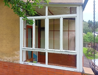 včetně téhle prosklené verandy. - Prodej domu 94 m², Lužná