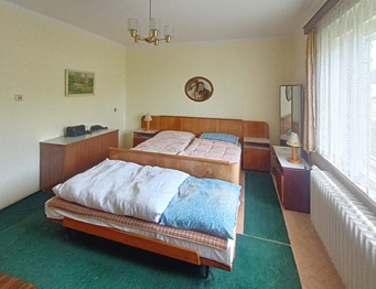s krbovými kamny v rohu. - Prodej domu 94 m², Lužná