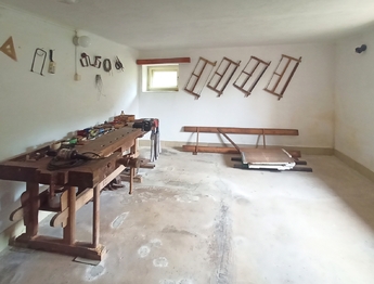a tuhle velkou truhlářskou dílnu. - Prodej domu 94 m², Lužná