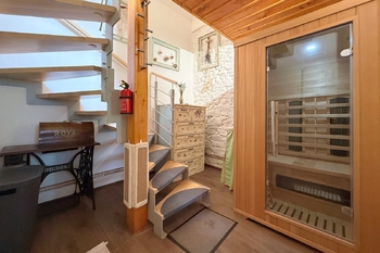 Schodiště s infrasaunou - Prodej domu 86 m², Studená
