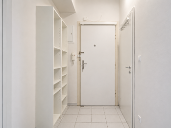 Vstupní chodba - Pronájem bytu 1+1 v osobním vlastnictví 43 m², Praha 6 - Břevnov