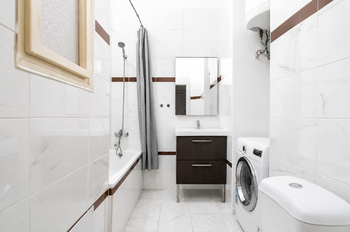 Koupelna - Pronájem bytu 1+1 v osobním vlastnictví 43 m², Praha 6 - Břevnov