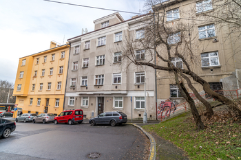 Pohled na dům - Pronájem bytu 1+1 v osobním vlastnictví 43 m², Praha 6 - Břevnov