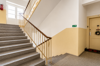 Schodiště - Pronájem bytu 1+1 v osobním vlastnictví 43 m², Praha 6 - Břevnov
