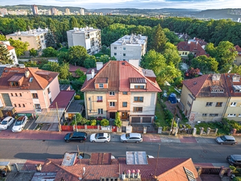 Pohled na dům z dronu. - Prodej bytu 2+kk v osobním vlastnictví 31 m², Praha 4 - Hodkovičky