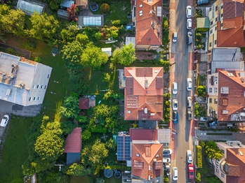 Pohled na dům z ptačí perspektivy. - Prodej bytu 2+kk v osobním vlastnictví 31 m², Praha 4 - Hodkovičky