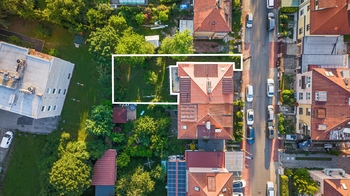Pohled na dům z ptačí perspektivy (vyznačení). - Prodej bytu 2+kk v osobním vlastnictví 31 m², Praha 4 - Hodkovičky