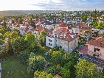Pohled na dům z dronu. - Prodej bytu 2+kk v osobním vlastnictví 31 m², Praha 4 - Hodkovičky