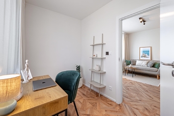 Ložnice (pracovní kout). - Prodej bytu 2+kk v osobním vlastnictví 31 m², Praha 4 - Hodkovičky