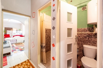 Sprchový kout a samostatná toaleta v přízemí - Prodej domu 107 m², Koryčany