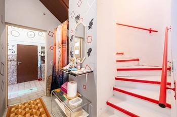 Chodba v přízemí a schody do patra - Prodej domu 107 m², Koryčany