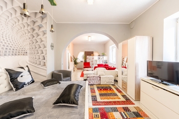 Obývací pokoj s ložnicí v přízemí - Prodej domu 107 m², Koryčany