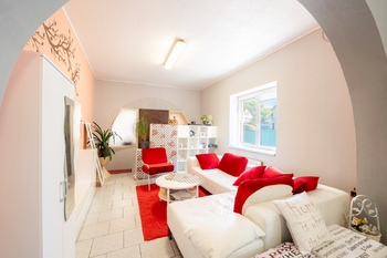 Obývací pokoj s ložnicí v přízemí - Prodej domu 107 m², Koryčany