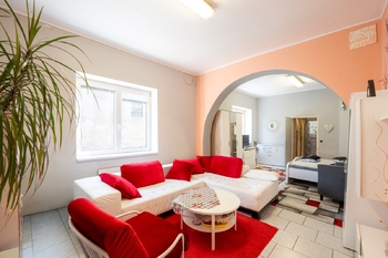 Obývací pokoj s ložnicí v přízemí - Prodej domu 107 m², Koryčany