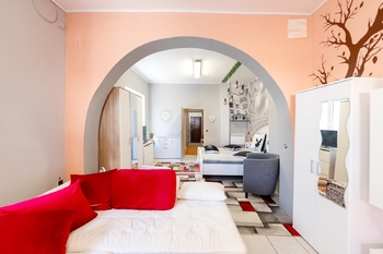 Obývací pokoj s ložnicí v přízemí - Prodej domu 107 m², Koryčany