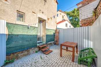 Soukromý dvorek ke garsoniéře - Prodej domu 107 m², Koryčany