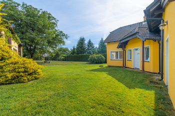 Na fotografii je prostorný zděný rodinný dům po rekonstrukci v obci Kucíny nedaleko Přeštic a Plzně. Nemovitost nabízí dispozici 6+1, obytné podkroví, užitnou plochu 238 m², pozemek o velikosti 1 042  - Prodej domu 238 m², Příchovice