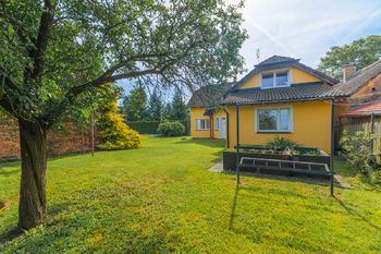Na fotografii je prostorný zděný rodinný dům po rekonstrukci v obci Kucíny nedaleko Přeštic a Plzně. Nemovitost nabízí dispozici 6+1, obytné podkroví, užitnou plochu 238 m², pozemek o velikosti 1 042  - Prodej domu 238 m², Příchovice