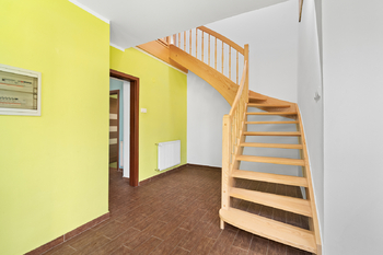 Na fotografii je prostorný zděný rodinný dům po rekonstrukci v obci Kucíny nedaleko Přeštic a Plzně. Nemovitost nabízí dispozici 6+1, obytné podkroví, užitnou plochu 238 m², pozemek o velikosti 1 042  - Prodej domu 238 m², Příchovice