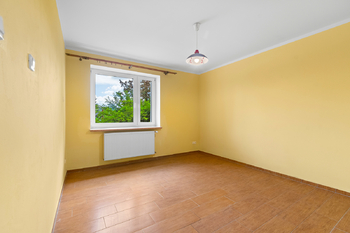 Na fotografii je prostorný zděný rodinný dům po rekonstrukci v obci Kucíny nedaleko Přeštic a Plzně. Nemovitost nabízí dispozici 6+1, obytné podkroví, užitnou plochu 238 m², pozemek o velikosti 1 042  - Prodej domu 238 m², Příchovice