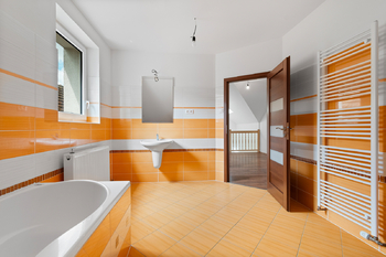 Na fotografii je prostorný zděný rodinný dům po rekonstrukci v obci Kucíny nedaleko Přeštic a Plzně. Nemovitost nabízí dispozici 6+1, obytné podkroví, užitnou plochu 238 m², pozemek o velikosti 1 042  - Prodej domu 238 m², Příchovice