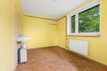 Na fotografii je prostorný zděný rodinný dům po rekonstrukci v obci Kucíny nedaleko Přeštic a Plzně. Nemovitost nabízí dispozici 6+1, obytné podkroví, užitnou plochu 238 m², pozemek o velikosti 1 042  - Prodej domu 238 m², Příchovice