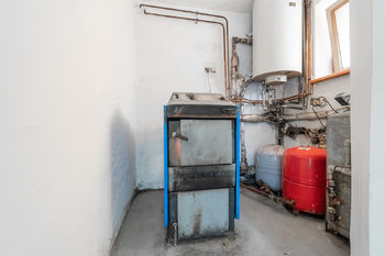 Na fotografii je prostorný zděný rodinný dům po rekonstrukci v obci Kucíny nedaleko Přeštic a Plzně. Nemovitost nabízí dispozici 6+1, obytné podkroví, užitnou plochu 238 m², pozemek o velikosti 1 042  - Prodej domu 238 m², Příchovice