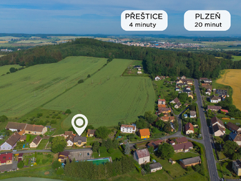 Na fotografii je prostorný zděný rodinný dům po rekonstrukci v obci Kucíny nedaleko Přeštic a Plzně. Nemovitost nabízí dispozici 6+1, obytné podkroví, užitnou plochu 238 m², pozemek o velikosti 1 042  - Prodej domu 238 m², Příchovice