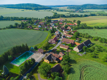 Na fotografii je prostorný zděný rodinný dům po rekonstrukci v obci Kucíny nedaleko Přeštic a Plzně. Nemovitost nabízí dispozici 6+1, obytné podkroví, užitnou plochu 238 m², pozemek o velikosti 1 042  - Prodej domu 238 m², Příchovice