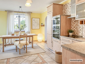 HOMESTAGING - Na fotografii je prostorný zděný rodinný dům po rekonstrukci v obci Kucíny nedaleko Přeštic a Plzně. Nemovitost nabízí dispozici 6+1, obytné podkroví, užitnou plochu 238 m², pozemek o ve - Prodej domu 238 m², Příchovice