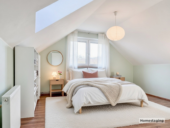HOMESTAGING - Na fotografii je prostorný zděný rodinný dům po rekonstrukci v obci Kucíny nedaleko Přeštic a Plzně. Nemovitost nabízí dispozici 6+1, obytné podkroví, užitnou plochu 238 m², pozemek o ve - Prodej domu 238 m², Příchovice